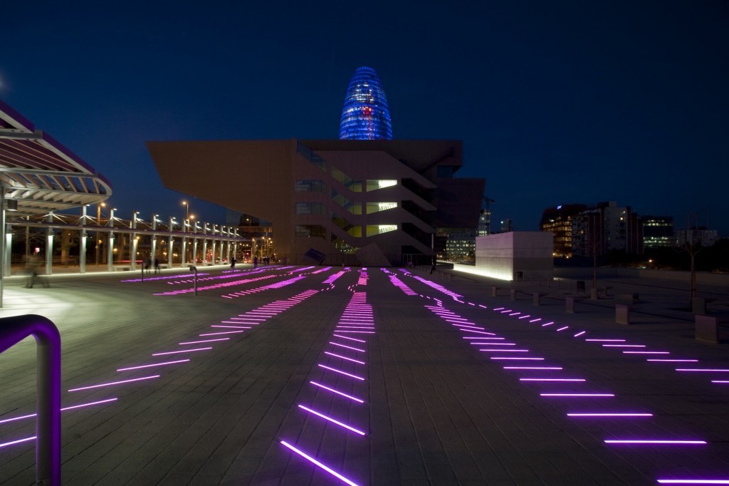 Das Designmuseum, die Torre Agbar und im Vordergrund die Installation BruumRuum!.