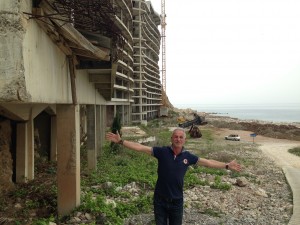 Đorđe Gregović vor der Hotelruine bei Petrovac: "Die berühmteste Umweltsünde Montenegros".