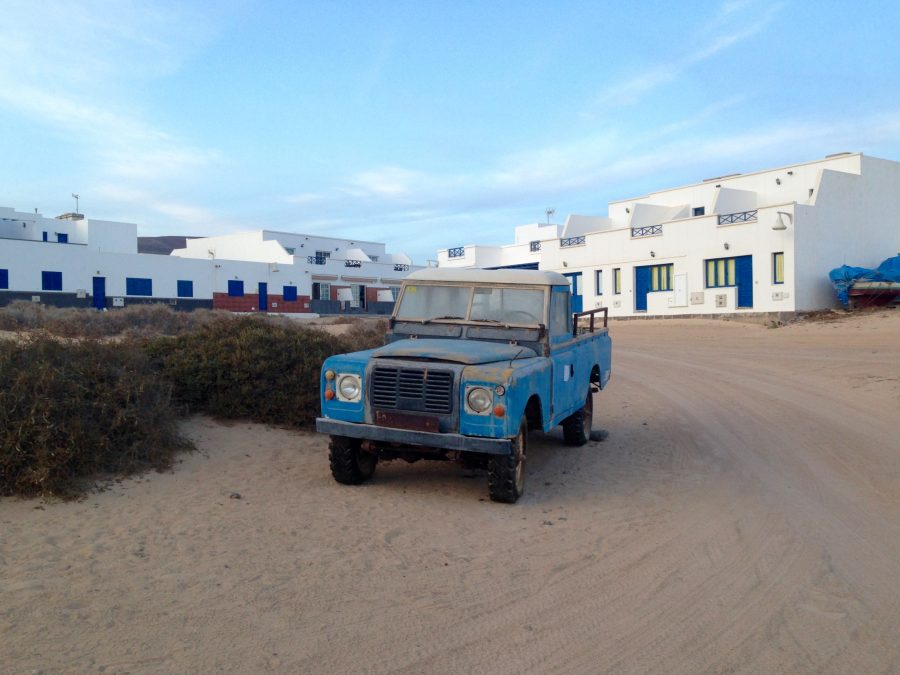 Rostige Autos und Sperrmüll müssten per Schiff nach Lanzarote gebracht werden. Das ist aber teuer.